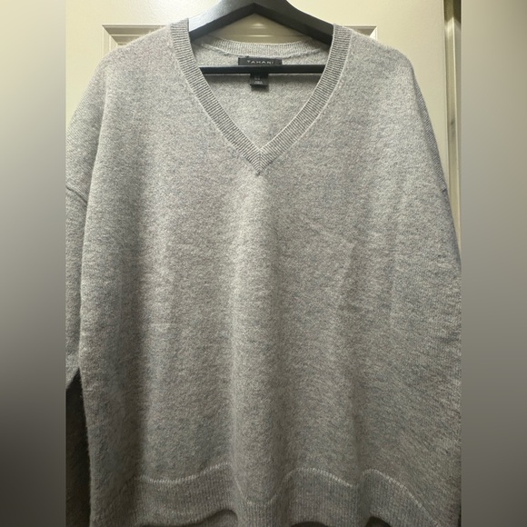 Tahari Sweaters - Tahari Light Gray cashmere like new V-Neck split tail Sweater XL